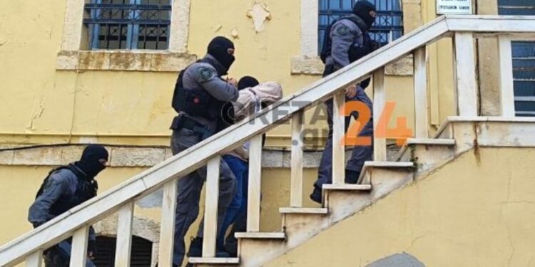 Κρήτη: Στον ανακριτή με αλεξίσφαιρο γιλέκο ο 23χρονος που δολοφόνησε 52χρονο ενώ χόρευε σε γιορτή στο Έλος Κισσάμου