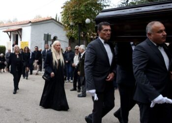 Συντετριμμένη η Μάρα Θρασυβουλίδου στο τελευταίο «αντίο» στον σύζυγό της, μαέστρο Γιώργο Νιάρχο