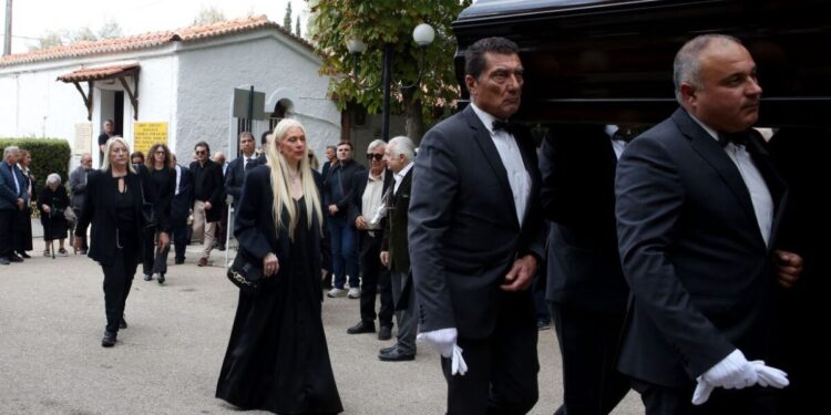 Συντετριμμένη η Μάρα Θρασυβουλίδου στο τελευταίο «αντίο» στον σύζυγό της, μαέστρο Γιώργο Νιάρχο