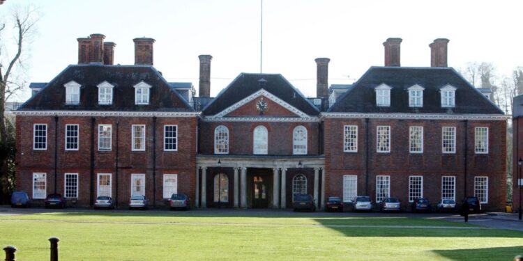 Σκάνδαλο στο ελίτ σχολείο της Κέιτ Μίντλετον: Απέλυσαν καθηγητή Φυσικής λόγω «ανάρμοστης συμπεριφοράς» και βρέθηκε απαγχονισμένος