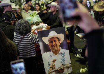 Κόλαση στο Μεξικό μετά την εν ψυχρώ δολοφονία δημάρχου σε δημόσια εκδήλωση – Διαδηλωτές πυρπόλησαν κυβερνητικό κτίριο