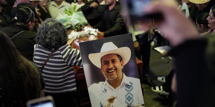 Κόλαση στο Μεξικό μετά την εν ψυχρώ δολοφονία δημάρχου σε δημόσια εκδήλωση – Διαδηλωτές πυρπόλησαν κυβερνητικό κτίριο