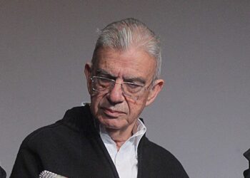 Μένης Κουμανταρέας: Ισόβια και πάλι στους 2 κατηγορούμενους για τη δολοφονία του συγγραφέα