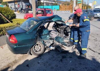 Παιανία: Από πλαγιομετωπική σύγκρουση το τροχαίο με τους 2 νεκρούς, η πόρτα του ενός αυτοκινήτου εκτοξεύτηκε μέτρα μακριά