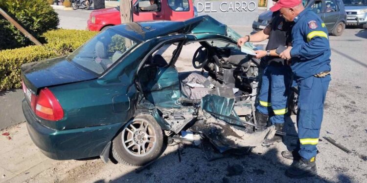 Παιανία: Από πλαγιομετωπική σύγκρουση το τροχαίο με τους 2 νεκρούς, η πόρτα του ενός αυτοκινήτου εκτοξεύτηκε μέτρα μακριά