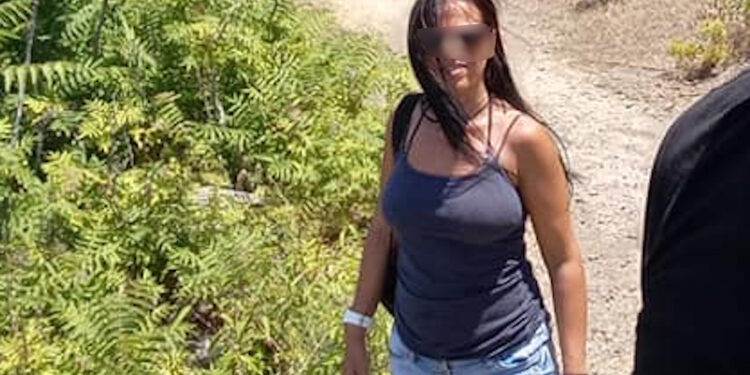 Σαλαμίνα: Ξεσπά η κόρη της 75χρονης – «Η νύφη δεν μπορούσε να κουνήσει το χέρι της μια μέρα μετά τη δολοφονία, έλεγε ότι έχει αυτοάνοσο»