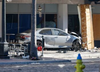 Επεισοδιακή καταδίωξη στην Τάμπα: Αυτοκίνητο έπεσε σε μπαρ – 4 νεκροί και 11 τραυματίες