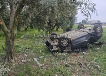 Τραγικό τροχαίο με δύο νεκρούς στη Λοκρίδα: «Καρφώθηκαν» με το αυτοκίνητο σε ελιά