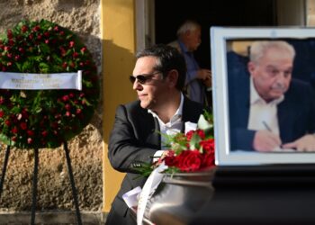 Αλέκος Φλαμπουράρης: Το τελευταίο αντίο στο ιστορικό στέλεχος της Αριστεράς