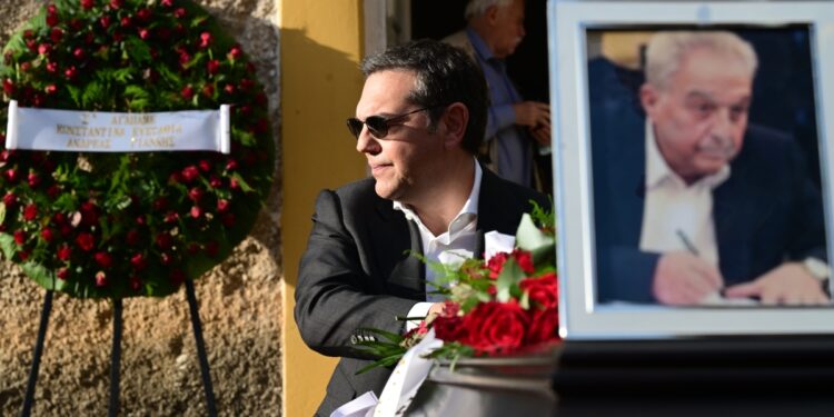 Αλέκος Φλαμπουράρης: Το τελευταίο αντίο στο ιστορικό στέλεχος της Αριστεράς