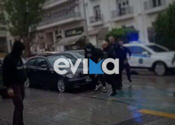 Χαλκίδα: Ένταση έξω από τα δικαστήρια κατά την απολογία των 4 συλληφθέντων – «Δολοφόνοι» φώναζε φίλος του 20χρονου