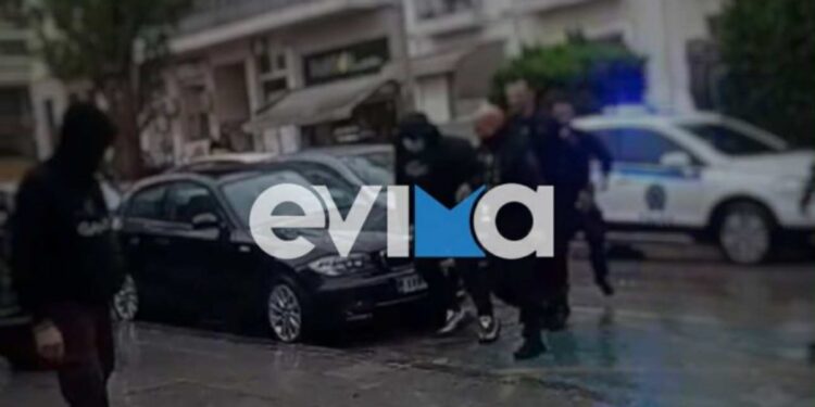 Χαλκίδα: Ένταση έξω από τα δικαστήρια κατά την απολογία των 4 συλληφθέντων – «Δολοφόνοι» φώναζε φίλος του 20χρονου