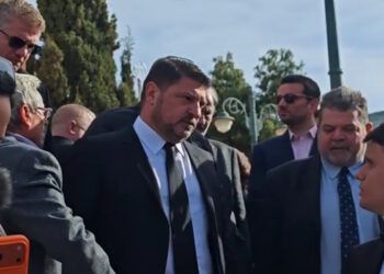 Νίκος Χαρδαλιάς: Συντετριμμένος στην κηδεία του πατέρα του – Πλήθος κόσμου για το τελευταίο «αντίο»