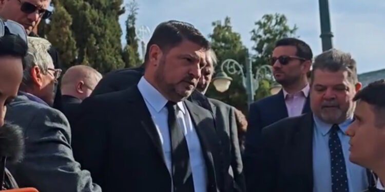 Νίκος Χαρδαλιάς: Συντετριμμένος στην κηδεία του πατέρα του – Πλήθος κόσμου για το τελευταίο «αντίο»