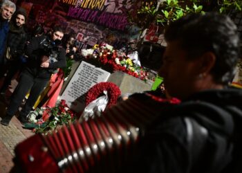 Αλέξανδρος Γρηγορόπουλος: Λουλούδια και μουσική στο μνημείο – Η ανακοίνωση της ΕΛΑΣ για τα επεισόδια