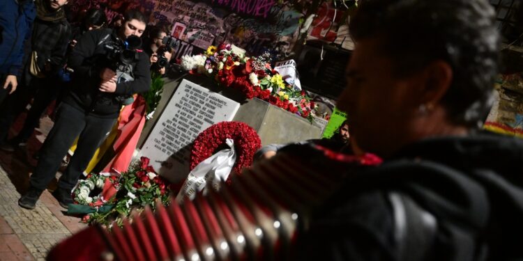 Αλέξανδρος Γρηγορόπουλος: Λουλούδια και μουσική στο μνημείο – Η ανακοίνωση της ΕΛΑΣ για τα επεισόδια