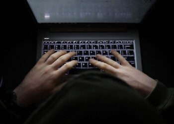 Συνελήφθη 49χρονος που εξυμνούσε την κακοποίηση κατά γυναικών στα social media – Κατηγορείται για προτροπή σε αυτοκτονία σε live μετάδοση