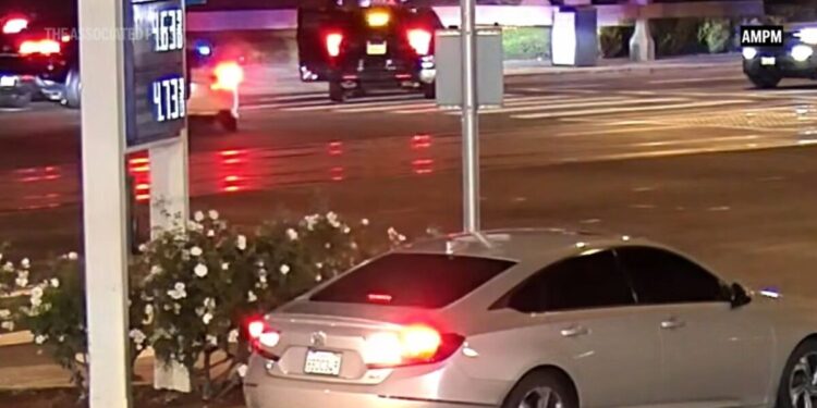 Βίντεο από τη στιγμή της σύλληψης του Νικ Ράινερ: Ψώνιζε σε βενζινάδικο λίγο πριν του περάσουν χειροπέδες