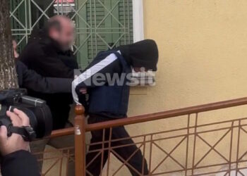 Σέρρες: «Ελπίζω να είναι ψέματα ότι τον μαστίγωσαν με ηλεκτρικό καλώδιο» λέει η μητέρα του 15χρονου δράστη που ξυλοφορτώθηκε μέσα στις φυλακές