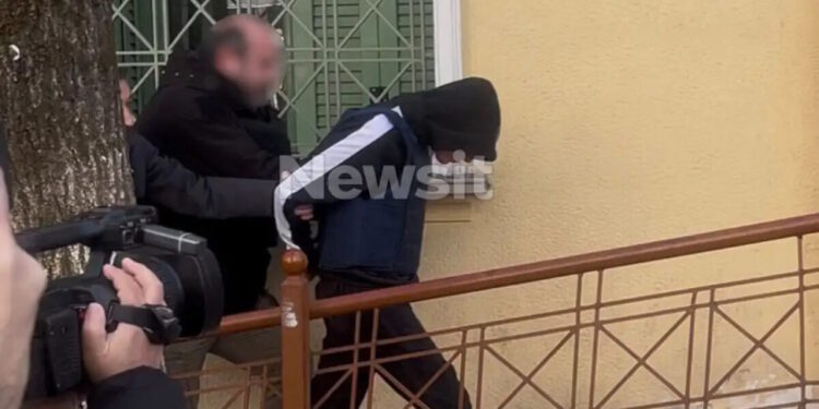 Σέρρες: «Ελπίζω να είναι ψέματα ότι τον μαστίγωσαν με ηλεκτρικό καλώδιο» λέει η μητέρα του 15χρονου δράστη που ξυλοφορτώθηκε μέσα στις φυλακές