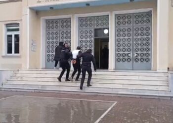 Αγρίνιο: Με αλεξίσφαιρο στον ανακριτή ο δράστης της δολοφονίας του 50χρονου – Τι θα πει στην απολογία του