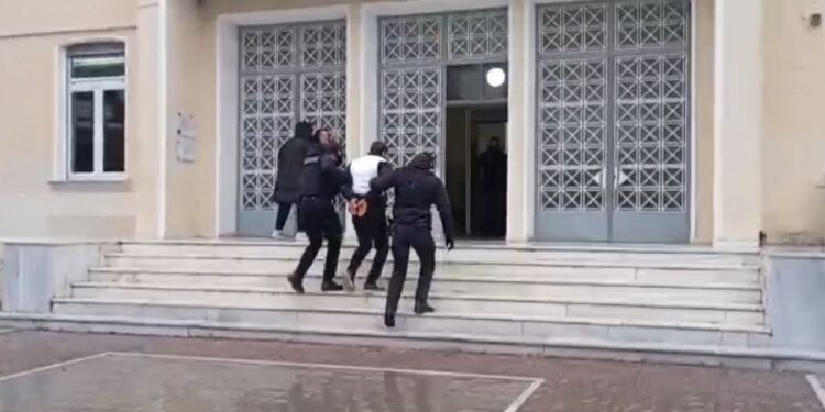 Αγρίνιο: Με αλεξίσφαιρο στον ανακριτή ο δράστης της δολοφονίας του 50χρονου – Τι θα πει στην απολογία του