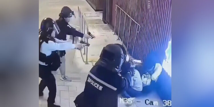 Χονγκ Κονγκ: Αστυνομικοί πυροβολούν θανάσιμα 34χρονο λίγο πριν μαχαιρώσει γυναίκα – Σκληρές εικόνες