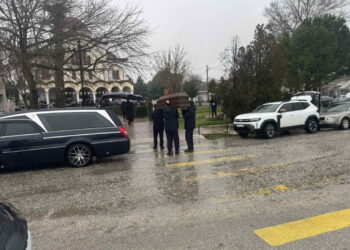 Τραγωδία στο εργοστάσιο Βιολάντα: Θρήνος στην κηδεία της 47χρονης Σταυρούλας Μπουκουβάλα – Τραγικές φιγούρες τα παιδιά και οι γονείς της