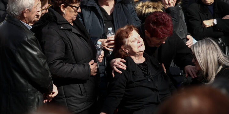 Βιολάντα: Θρήνος στην κηδεία της Έλενας Κατσαρού που σκοτώθηκε στην έκρηξη – Τραγική φιγούρα η μητέρα της