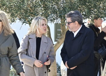 Κηδεία Γιώργου Παπαδάκη: Πόνος και οδύνη στο «τελευταίο αντίο» – Τα πρόσωπα που τίμησαν τον πατριάρχη της ενημέρωσης