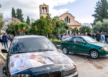 Πάτρα: Το τελευταίο «αντίο» στον 30χρονο που ξυλοκοπήθηκε μέχρι θανάτου –  Σπαραγμός στην κηδεία του