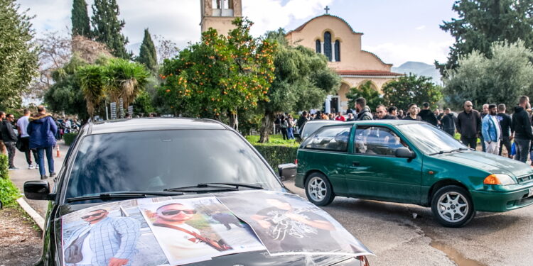 Πάτρα: Το τελευταίο «αντίο» στον 30χρονο που ξυλοκοπήθηκε μέχρι θανάτου –  Σπαραγμός στην κηδεία του