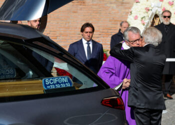 Κηδεία Valentino: Η μόδα αποχαιρέτησε για πάντα τον σπουδαίο σχεδιαστή – Όσα έγιναν στο «τελευταίο αντίο»