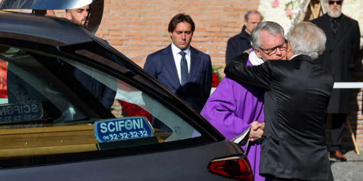 Κηδεία Valentino: Η μόδα αποχαιρέτησε για πάντα τον σπουδαίο σχεδιαστή – Όσα έγιναν στο «τελευταίο αντίο»