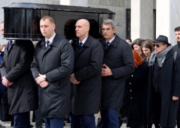 Κηδεία Μέλπως Ζαρόκωστα: Το τελευταίο χειροκρότημα στην ηθοποιό – Συγκινημένος ο γιος της Μιχάλης Παγουλάτος