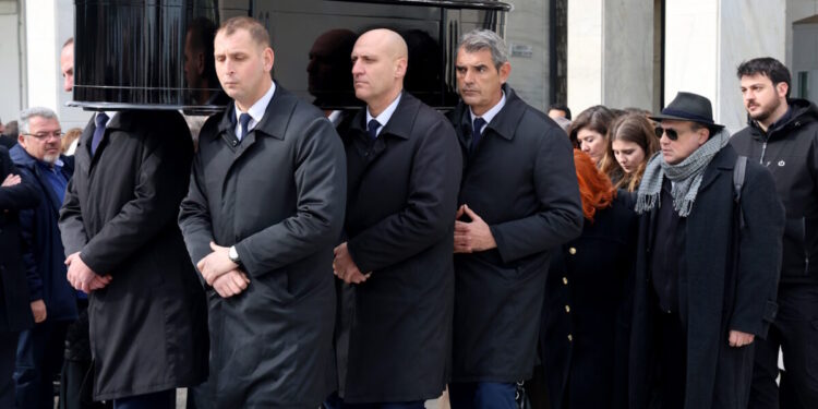 Κηδεία Μέλπως Ζαρόκωστα: Το τελευταίο χειροκρότημα στην ηθοποιό – Συγκινημένος ο γιος της Μιχάλης Παγουλάτος