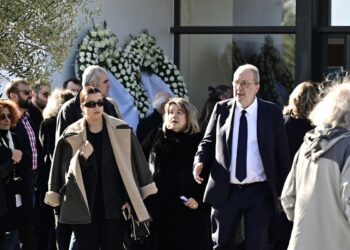 Κηδεία Γιώργου Παπαδάκη: Η στιγμή που ο Στρατής Λιαρέλλης «λυγίζει» στον επικήδειο για τον «αδερφό» του