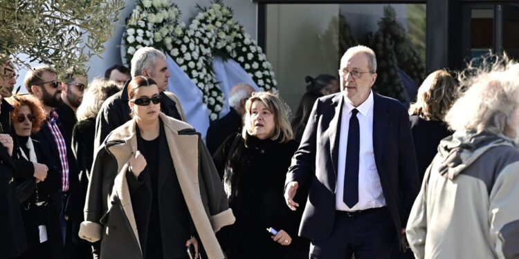 Κηδεία Γιώργου Παπαδάκη: Η στιγμή που ο Στρατής Λιαρέλλης «λυγίζει» στον επικήδειο για τον «αδερφό» του