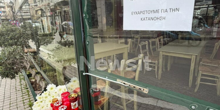 Τροχαίο με νεκρούς οπαδούς του ΠΑΟΚ: Κεριά και λουλούδια έξω από το κατάστημα που εργαζόταν ο 30χρονος που σκοτώθηκε στη Ρουμανία