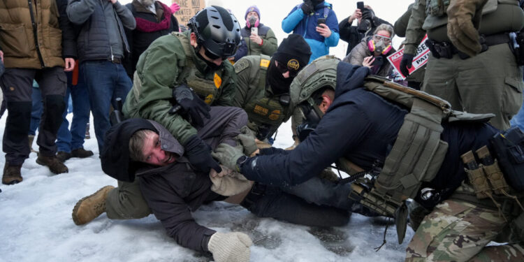 Μινεάπολη: Βίαιες συγκρούσεις μεταξύ αστυνομίας και διαδηλωτών για την δολοφονία της 37χρονης από πράκτορα της ICE