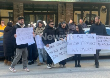 Σέρρες: «Έφυγε νωρίς και άδικα» φωνάζουν η αδελφή και οι φίλοι του 17χρονου έξω από τον ανακριτή που απολογείται ο 15χρονος