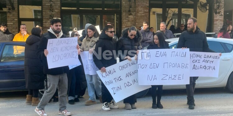 Σέρρες: «Έφυγε νωρίς και άδικα» φωνάζουν η αδελφή και οι φίλοι του 17χρονου έξω από τον ανακριτή που απολογείται ο 15χρονος