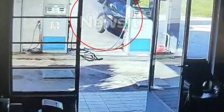 Κόρινθος: Βίντεο ντοκουμέντο από τη στιγμή που το αυτοκίνητο «προσγειώνεται» στην αυλή του σπιτιού – Νεκρά δύο παιδιά