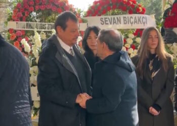 Ο Αταμάν είπε το τελευταίο «αντίο» στη μητέρα του, στην κηδεία Λάρκιν και Μπομπουά