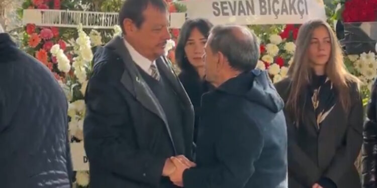 Ο Αταμάν είπε το τελευταίο «αντίο» στη μητέρα του, στην κηδεία Λάρκιν και Μπομπουά