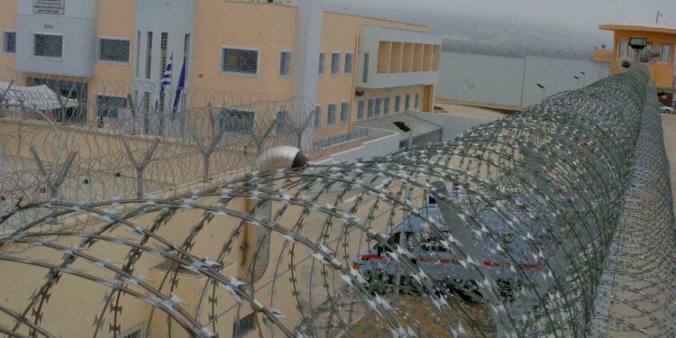 Φυλακές Δομοκού: «Έκανα ό,τι μπορούσα για να σώσω τον αρχιφύλακα και τον εαυτό μου» λέει ο Βούλγαρος που κατηγορείται για τη δολοφονία του ισοβίτη