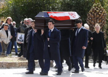 Ολυμπιακός: Το τελευταίο αντίο στην κηδεία του παλαίμαχου ποδοσφαιριστή των Πειραιωτών, Σωτήρη Γκαβέζο