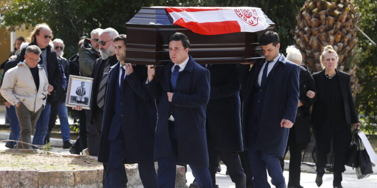 Ολυμπιακός: Το τελευταίο αντίο στην κηδεία του παλαίμαχου ποδοσφαιριστή των Πειραιωτών, Σωτήρη Γκαβέζο
