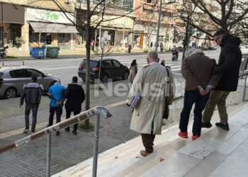 Διπλή δολοφονία στη Μενεμένη: Προφυλακιστέοι οι δύο κατηγορούμενοι – Επικαλέστηκε το δικαίωμα της σιωπής ο 52χρονος