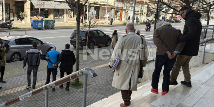 Διπλή δολοφονία στη Μενεμένη: Προφυλακιστέοι οι δύο κατηγορούμενοι – Επικαλέστηκε το δικαίωμα της σιωπής ο 52χρονος